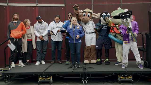 Mayor & Mariners fans march to T-Mobile Park to celebrate team's postseason run